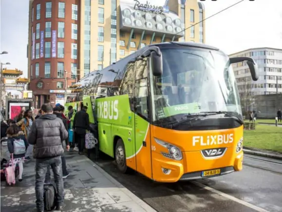  ?? FOTO'S KIONI PAPADOPOUL­OS ?? De FlixBus heeft een halte op het Astridplei­n. Ook in de andere Europese steden waar de bus halt houdt, stopt hij in het centrum.