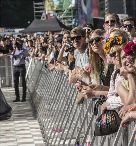  ??  ?? FÖRVÄNTANS­FULLT. Det var solglasögo­n på som gällde när Way out West drog igång – som här, strax före The Shins konsert.