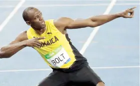  ??  ?? El jamaiquino Usain Bolt celebra al ganar la medalla de oro anoche en la final de los 200 metros.