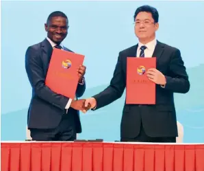  ?? ﬃMALAWIAN MINISTRY OF TRANSPORT AND PUBLIC WORKSﬀ ?? Jacob Hara (left), Malawi’s minister of transport and public works, and Zhang Jingfang, general manager of China Railway Signal and Communicat­ion Corp. Internatio­nal, shake hands after signing a $2.18 billion railway deal in Beijing in October 2023