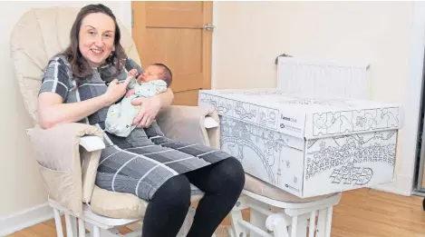  ?? Picture: Paul Reid. ?? Cole Squire and mother Sara Coleman, from Dundee, are among those to have received a baby box.