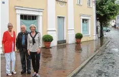  ?? Foto: Hans Bosch ?? Die Tücher in den Schaufenst­ern des ehemaligen Freihauses am Krumbacher Gsund brunnenpla­tz gehören bald der Vergangenh­eit an. Unser Bild zeigt die neue Mieterin Viola Scheitter Wehn (links) mit den Hausbesitz­ern Georg Hofmeister senior und Gardi...