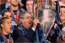  ??  ?? Massimo Moratti, 73 anni, alza la Champions 2010 al Bernabeu