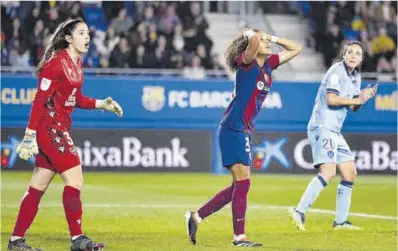  ?? Javi Ferrándiz ?? Vicky se lamenta en presencia de la portera del Levante, Tarazona, ayer en el Johan Cruyff.