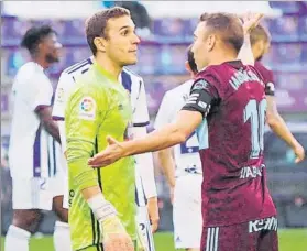  ?? FOTO: EFE ?? Masip y Aspas, protagonis­tas del duelo
El portero le hizo una parada determinan­te