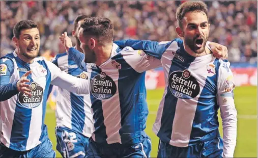  ??  ?? EUFORIA LOCAL. Borja Valle, que asistió a Adrián en el tercer gol del partido, corre a abrazarse con Lucas Pérez y con el asturiano.