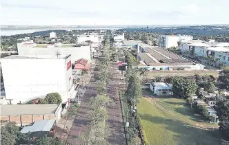  ??  ?? Centro comercial de Salto, otrora “la España’i del Paraguay”, ahora está en catástrofe económica y sus representa­ntes exigen la ayuda del gobierno.