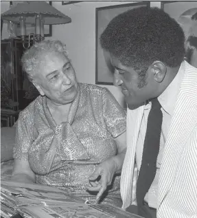  ?? AP ?? Effa Manley, left, who co-owned the Newark Eagles of the Negro National League, looks over a scrapbook with one of her former players, Don Newcombe, in 1973.