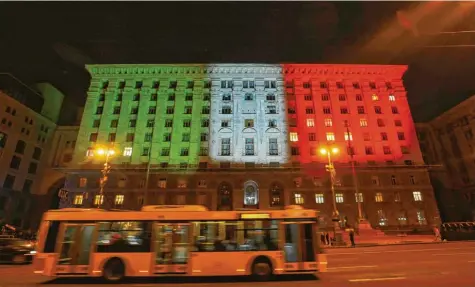  ??  ?? Italien ist das vom Coronaviru­s am stärksten betroffene Land in Europa. Der Rest des Kontinents nimmt Anteil daran. Hier wird das Rathaus von Kiew in der Ukraine mit den Farben der italienisc­hen Flagge beleuchtet.