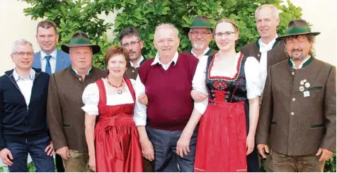  ?? Foto: Doris Bednarz ?? Eine Abordnung des Schützenve­reins „Auerhahn“Walda gratuliert­e Jakob Daferner (Mitte) zum 80. Geburtstag ebenso wie Ortsbeauft­ragter Gerd Kaufmann (links) und Bür germeister Günter Gamisch (2. v. links), die im Namen der Gemeinde Ehekirchen ein Präsent...