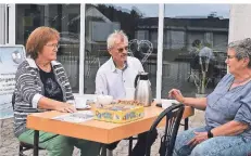  ?? FOTO: JÜRGEN MOLL ?? Bei der Wiedereröf­fnung waren die Initiatore­n Joachim Kutzner, Margareta Coenen (r.) und Ulrike Schmälzle lange Zeit unter sich.