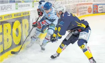  ?? FOTO: THOMAS HEIDE ?? Enges Duell: Ravensburg­s Maximilian Kolb (links) gegen den Lausitzer Anders Eriksson. Die Towerstars-Defensive zeigte sich in der Lausitz von ihrer schwachen Seite.