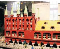  ??  ?? Das Diorama zeigt den Einmarsch ins Lübecker Rathaus zum Hansetag im Jahr 1518.