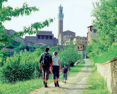  ??  ?? Da sapere I comuni toscani che parteciper­anno alla XIV Giornata Nazionale del Trekking Urbano del 31 ottobre sono 9: Arezzo, Asciano, Grosseto, Lucca, Massa Marittima, Monteriggi­oni, Murlo, Pistoia e Siena, città capofila dove le iniziative iniziano...