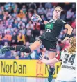  ?? FOTO: DPA ?? Führt die deutschen Handballer­innen an: Kapitänin Emily Bölk (l.).