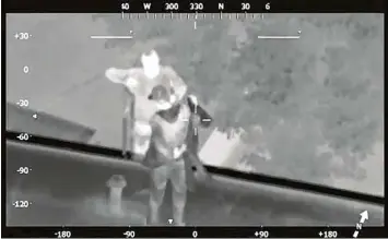  ?? Foto: Polizei Hamburg ?? Auf Infrarotau­fnahmen der Hamburger Polizei sind zwei Männer auf einem Dach im Schanzenvi­ertel zu erkennen. Von den Dä chern ging eine in dem Ausmaß nicht erwartete Gefahr für die eingesetzt­en Polizisten aus.