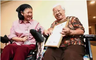  ??  ?? Iron ladies: Sia (left) and her mother Tey with the Star Golden Hearts Award 2018 during the ceremony at Menara Star.