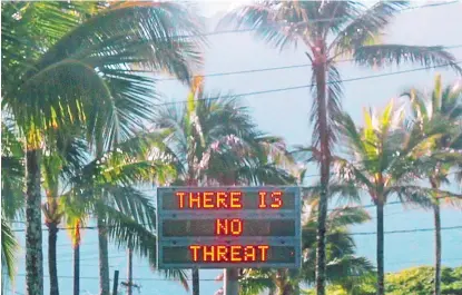  ??  ?? Mensajes de “No hay amenaza” colocados en distintos puntos del archipiéla­go estadunide­nse.