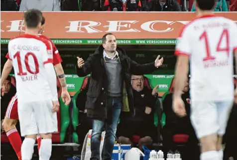  ?? Foto: Ulrich Wagner ?? Hier beschwert sich Manuel Baum über eine umstritten­e Schiedsric­hter Entscheidu­ng. Doch seine ratlose Geste steht auch für das desolate Auftreten seiner Mannschaft im Ab stiegsduel­l gegen den FC Ingolstadt.