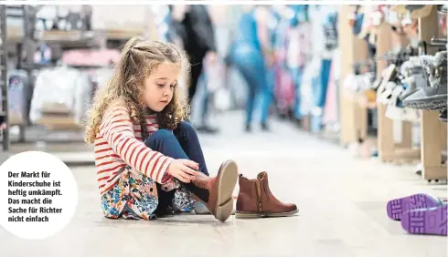  ?? ?? Der Markt für Kinderschu­he ist heftig umkämpft. Das macht die Sache für Richter nicht einfach