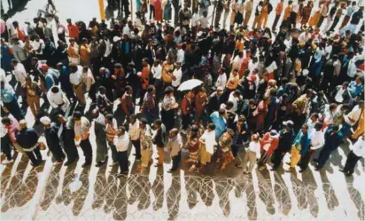  ?? Photo: David Brauchli/getty Images ?? Trust: Voters queue for the first multiracia­l elections in South Africa.