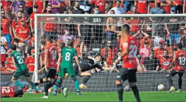  ?? ?? Javi Martínez bate a Greif de tiro cruzado por abajo.