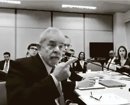  ?? Reprodução ?? O ex-presidente Lula durante depoimento à juíza Gabriela Hardt ontem em Curitiba, em sua primeira aparição desde que foi preso em abril; ele discutiu com substituta de Moro e disse se considerar um troféu