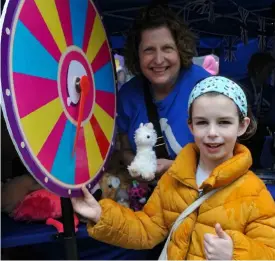  ?? ?? A young winner gives the fair a thumbs up after playing a game