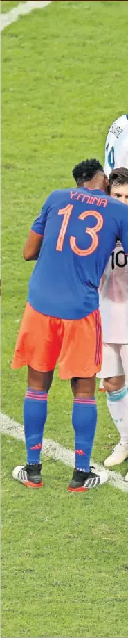  ??  ?? DERROTADO. Yerri Mina abraza a Messi despu