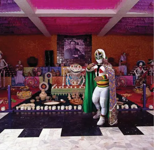  ??  ?? Un lottatore tra vari simboli della cultura locale. In Messico la lotta libera è uno degli sport più popolari.