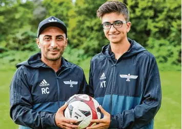  ?? Foto: Peter Fastl ?? Rasit Ciftcibasi, Trainer von Suryoye Augsburg, und sein Co Trainer Kevin Tülger plädieren für einen freundlich­eren Umgangston auf dem Fußballpla­tz.