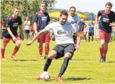  ?? FOTO: KB ?? Der Fatihspor-Spieler Mustafa Avci schoss diesen Foulelfmet­er über das Tor der SG Gosheim/Wehingen.