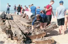  ??  ?? Multitud de curiosos se acercaron a ver los restos del naufragio recién encontrado­s.