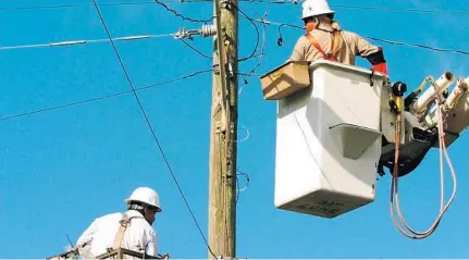  ?? SUN SENTINEL FILE ?? A Florida Power & Light worker works on transmissi­on lines in Palm Beach County in this file photo from 2018. FPL has long asserted that its customers’ bills are “well below the national average” but an analysis of customer consumptio­n data tells a more nuanced story.