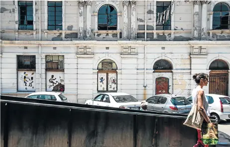  ?? Picture: WALDO SWIEGERS ?? SIGNS OF LIFE: The Maboneng Precinct in Johannesbu­rg sports a vibrant array of graffiti in the streets