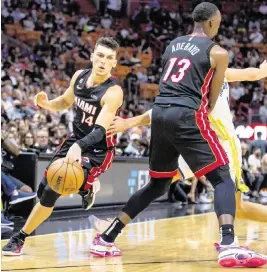  ?? DANIEL A. VARELA dvarela@miamiheral­d.com ?? Heat guard Tyler Herro uses a screen on a pick-and-roll by teammate Bam Adebayo while he is chased by Warriors guard Klay Thompson during a game in November.