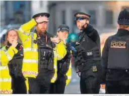  ?? FACUNDO ARRIZABALA­GA / EFE ?? Policías acordonan la zona del ataque, ayer en Londres.