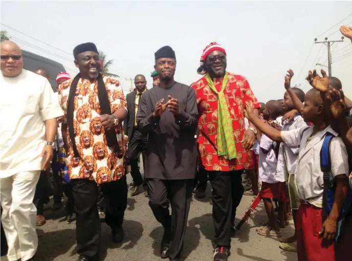  ??  ?? Osinbajo (2nd right) ,Okorocha (2nd left), Senator Ifeanyi Ararume (1st left) and deputy governor, Eze Madumere, acknowledg­ing cheers during the Acting President's visit to Imo State...recently