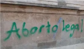  ?? ESPECIAL ?? Colectivos pro aborto grafitearo­n el recinto religioso.