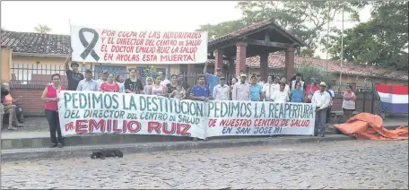 ??  ?? Integrante­s de la comisión Reapertura del Centro de Salud de Ayolas frente al local cerrado.