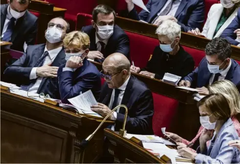  ??  ?? Jean Castex, Marc Fesneau et Jean-Yves Le Drian (premier rang, de gauche à droite), mercredi, à l’Assemblée nationale.