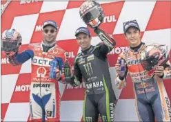  ??  ?? MOTOGP. Zarco (centro) logró la pole con Petrucci 2º y Márquez 3º.