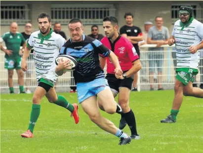  ?? Photo d’Eric Sentucq ?? Julien Pelou, qui a porté les couleurs de Saint-Gaudens et de Boulogne-sur-Gesse, symbolise les passerelle­s qu’il existe entre les deux clubs.