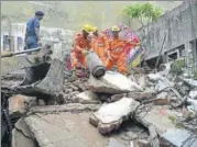  ?? SUSHIL KUMAR/HT PHOTO ?? Rescue workers clear debris of the collapsed building in east Delhi’s Laxmi Nagar area on Sunday.