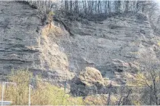  ?? FOTO: INGENIEURB­ÜRO HENKE UND PARTNER ?? Das Foto zeigt den geschätzt 500 Tonnen schweren Gesteinsbr­ocken, der sich 2020 aus der Steilwand gelöst hat, und jetzt an deren Fuß liegt.