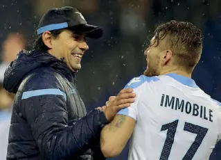  ??  ?? Feeling L’allenatore biancocele­ste Simone Inzaghi, a sinistra, con Ciro Immobile