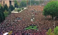  ??  ?? Protestni shodi proti Miloševiću so vrhunec dosegli 5. oktobra 2000, ko se je v Beogradu zbralo dobrega pol milijona ljudi iz vse države.