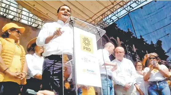  ?? DAVID MONROY ?? Silvano Aureoles y dirigentes del PRD durante la Marcha por la Paz y Justicia en Guerrero.