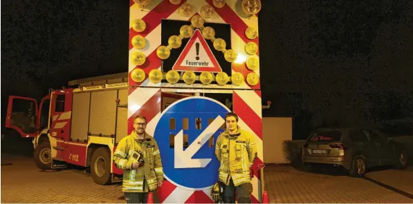  ?? Foto: Alice Lauria ?? Stefan Gingele (links) und Timo Treffler vor dem Verkehrssi­cherungsan­hänger der Adelzhause­r Feuerwehr. Nun hofft man auf Entlastung, weil für den Landkreis Dachau ein weiterer solcher Anhänger angeschaff­t wird.