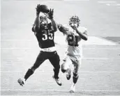  ?? DERIK HAMILTON AP ?? Philadelph­ia’s Boston Scott (left) catches a touchdown pass against New York’s Jabrill Peppers.